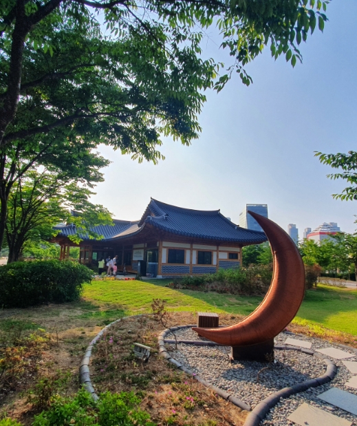 우리동네 산책길은 주민들의 건강과 행복을 위해 앞장 섭니다.